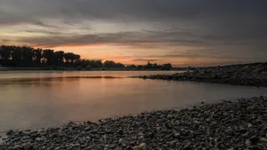 唯美瑞士莱茵河畔风景图片_12