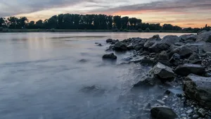 唯美瑞士莱茵河畔风景图片_13