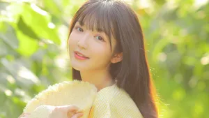 夏日黄色少女户外写真图片_3