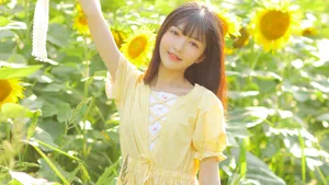 夏日黄色少女户外写真图片_4