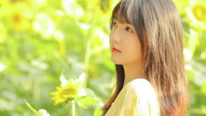 夏日黄色少女户外写真图片_8