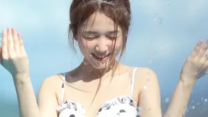 俏丽的泳装美女清凉写真图片_6