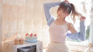 粉嘟嘟的吊带美女图片