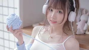 粉嘟嘟的吊带美女图片_2