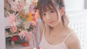 粉嘟嘟的吊带美女图片_3
