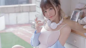 粉嘟嘟的吊带美女图片_6
