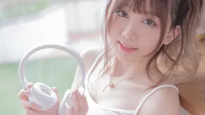 粉嘟嘟的吊带美女图片_7