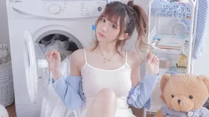 粉嘟嘟的吊带美女图片_8