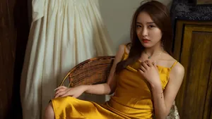楚楚动人的长发美女图片