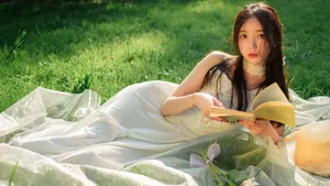 高清忧郁气质长裙女生图片第1张