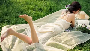 高清忧郁气质长裙女生图片_6