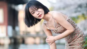 短发性感吊带美女写真图片