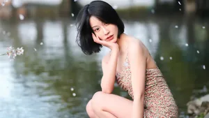 短发性感吊带美女写真图片_2