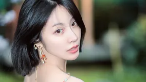 短发性感吊带美女写真图片_3