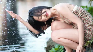 短发性感吊带美女写真图片_4