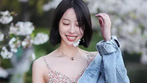 短发性感吊带美女写真图片_5