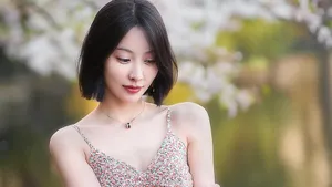 短发性感吊带美女写真图片_6