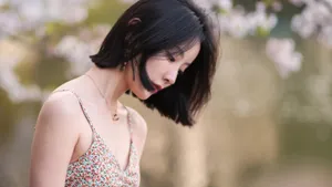 短发性感吊带美女写真图片_7