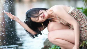 短发性感吊带美女写真图片_8