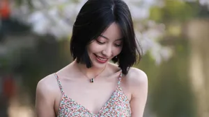 短发性感吊带美女写真图片_9