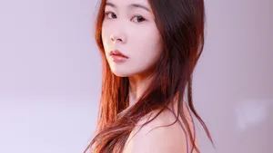 清新脱俗的长发美女图片_2