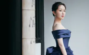 杨紫性感蓝色露肩裙图片