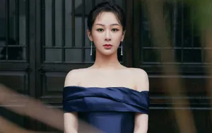 杨紫性感蓝色露肩裙图片_6