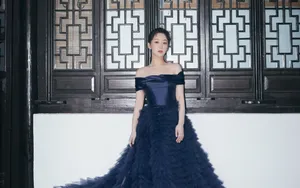 杨紫性感蓝色露肩裙图片_7