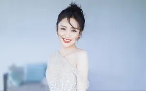 佟丽娅仙气肉色透明白裙图片
