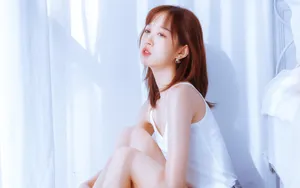 小清新吊带美女床上写真图片_3