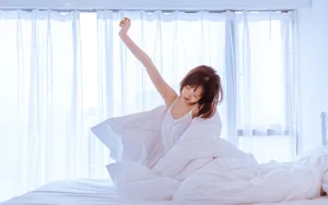 小清新吊带美女床上写真图片_4