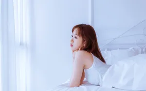 小清新吊带美女床上写真图片_7