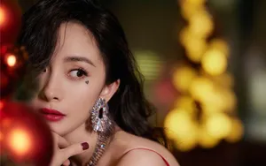 杨幂吊带红裙妩媚性感壁纸_2