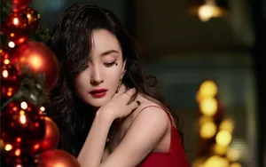 杨幂吊带红裙妩媚性感壁纸_4