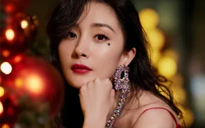 杨幂吊带红裙妩媚性感壁纸_9