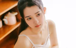 甜美吊带美女高清壁纸图片_2