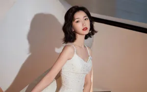 毛晓彤吊带裙魅力性感图片