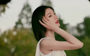 毛晓彤白裙曼妙图片