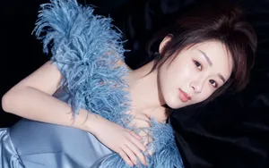杨紫羽毛裙写真壁纸
