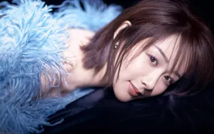 杨紫羽毛裙写真壁纸_4