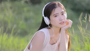 阳光甜美氧气美女壁纸