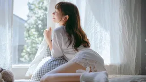 娇媚甜美邻家女孩居家写真图片_2
