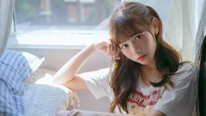 娇媚甜美邻家女孩居家写真图片_3