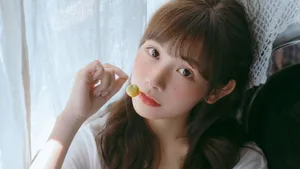 娇媚甜美邻家女孩居家写真图片_4