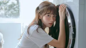 娇媚甜美邻家女孩居家写真图片_5
