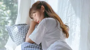 娇媚甜美邻家女孩居家写真图片_8