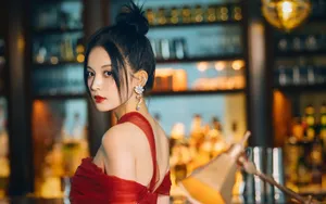 古力娜扎酒吧美艳性感图片_3