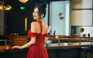 古力娜扎酒吧美艳性感图片_4