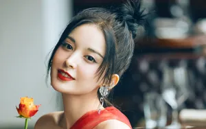 古力娜扎酒吧美艳性感图片_5