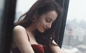 迪丽热巴性感迷人女性图片_2